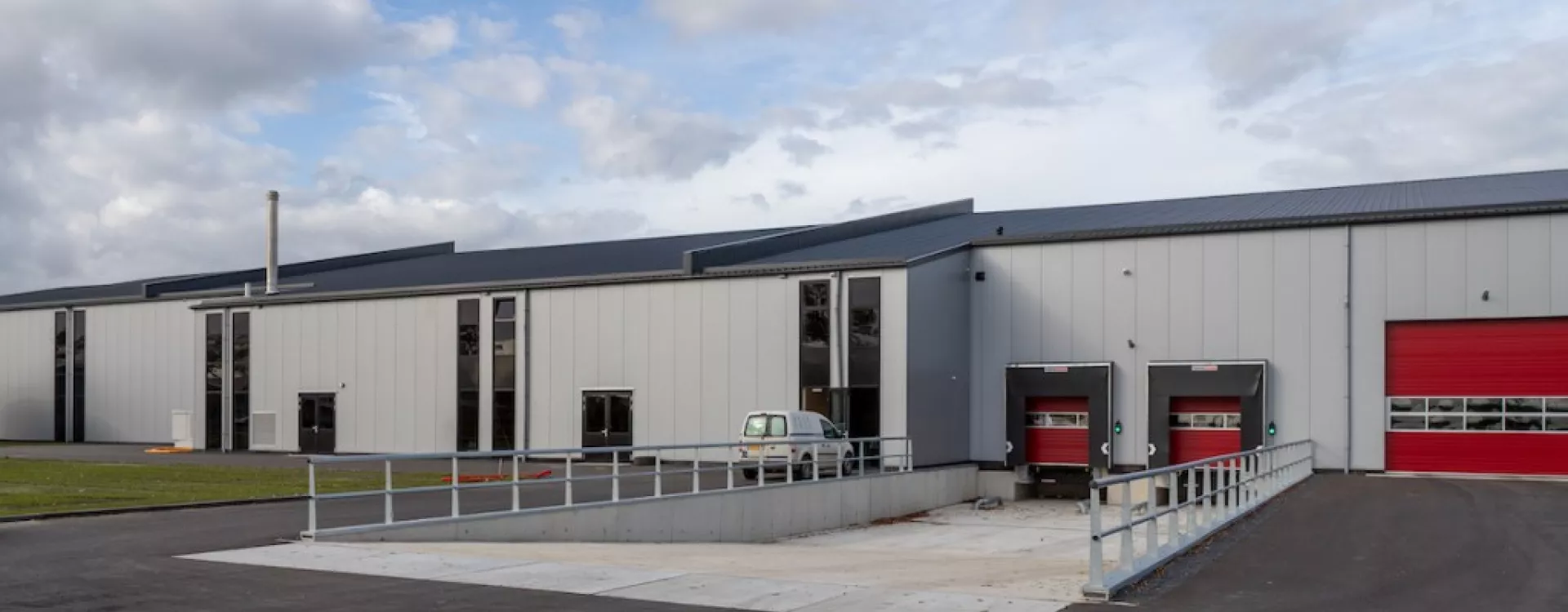 Manufacturing facilities supported by REX panels and profiles
